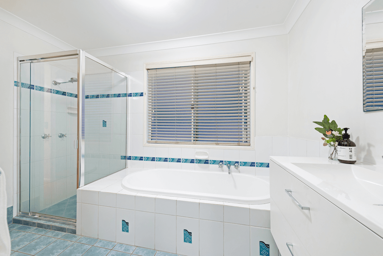 4 Peachester Close, ORMEAU, QLD 4208