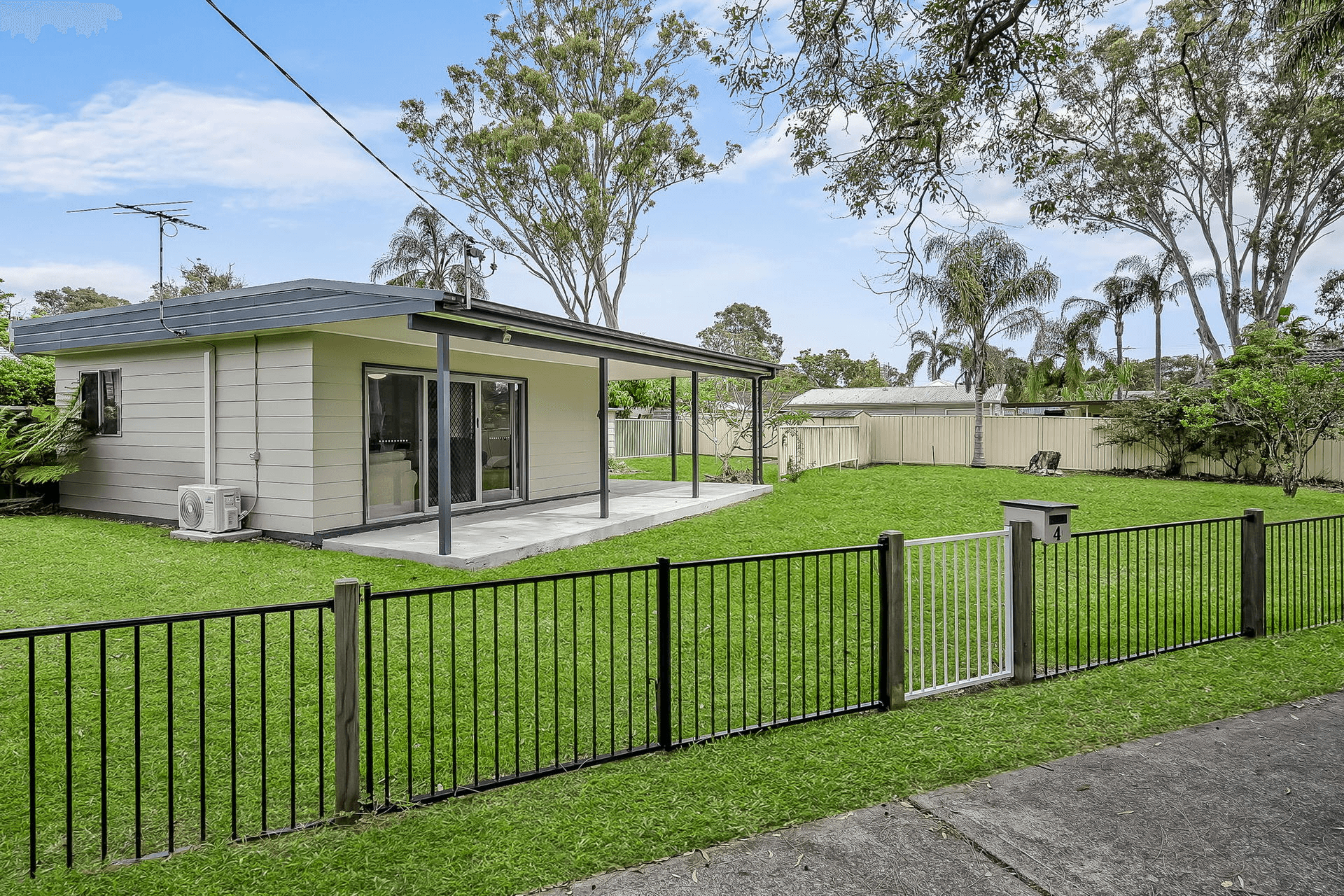 4 Hobson Avenue, Charmhaven, NSW 2263