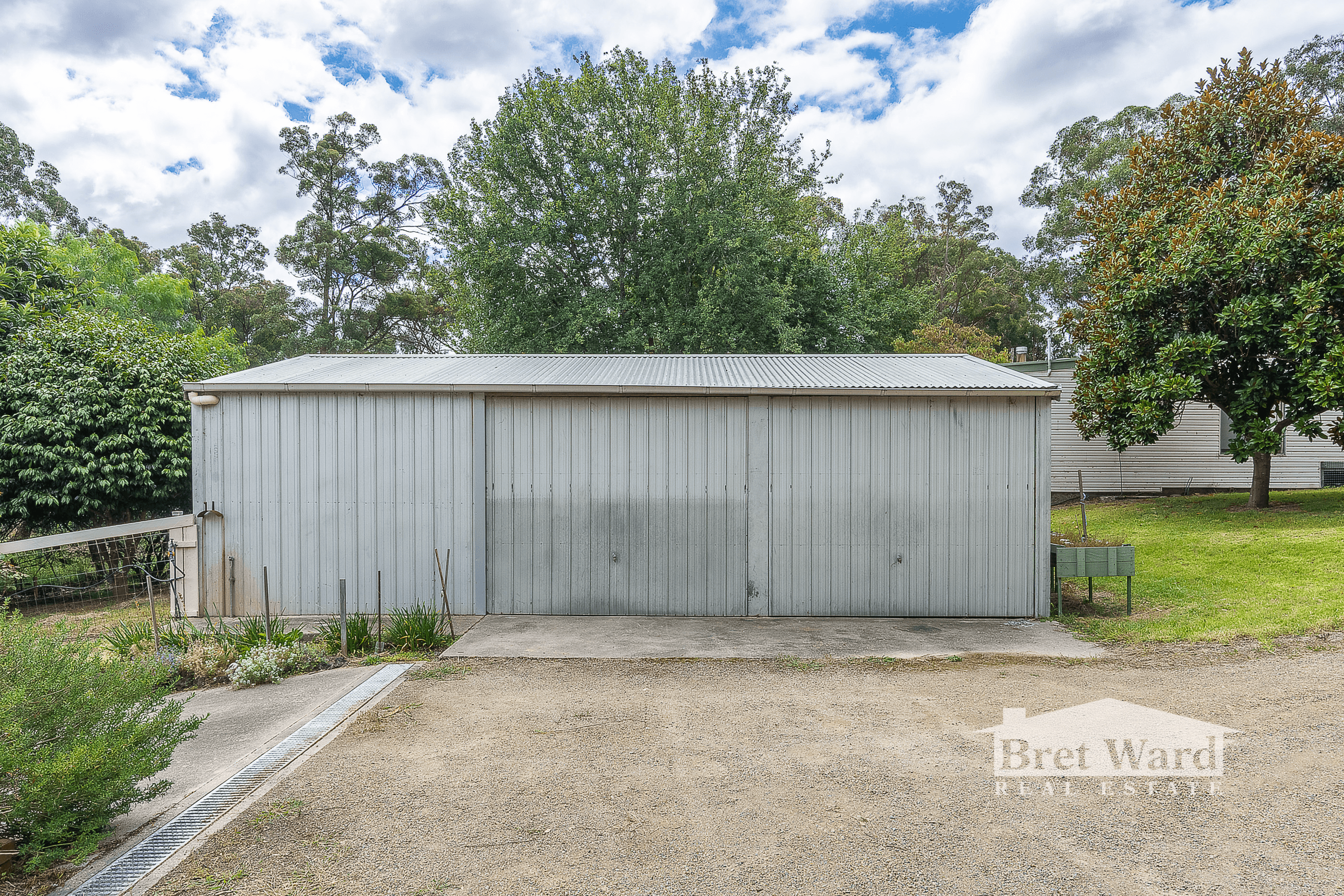 221 Great Alpine Road, BRUTHEN, VIC 3885