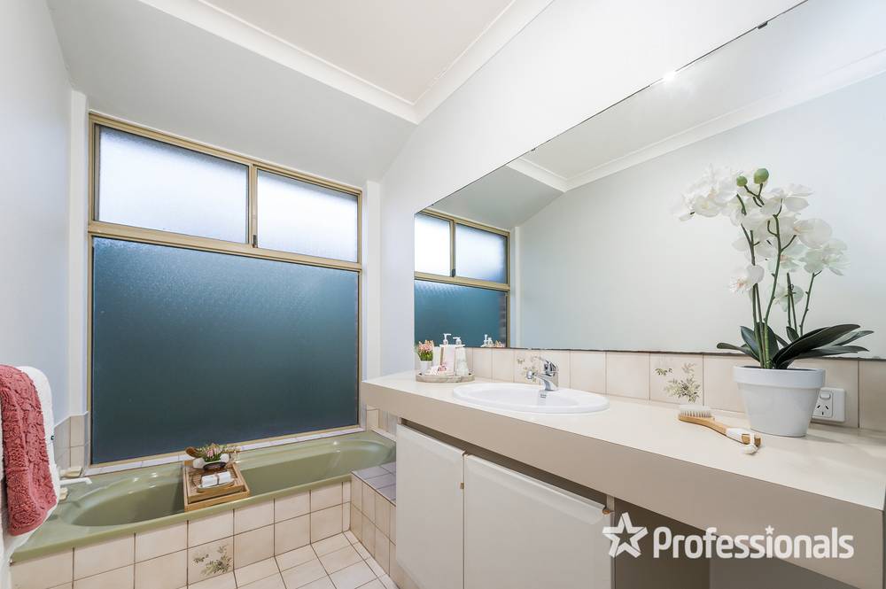 4 Goldfinch Grove, BALLAJURA, WA 6066