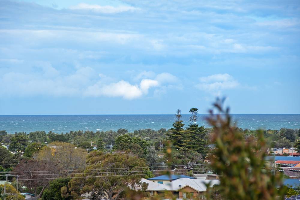 2 Alieca Rise, LAKES ENTRANCE, VIC 3909