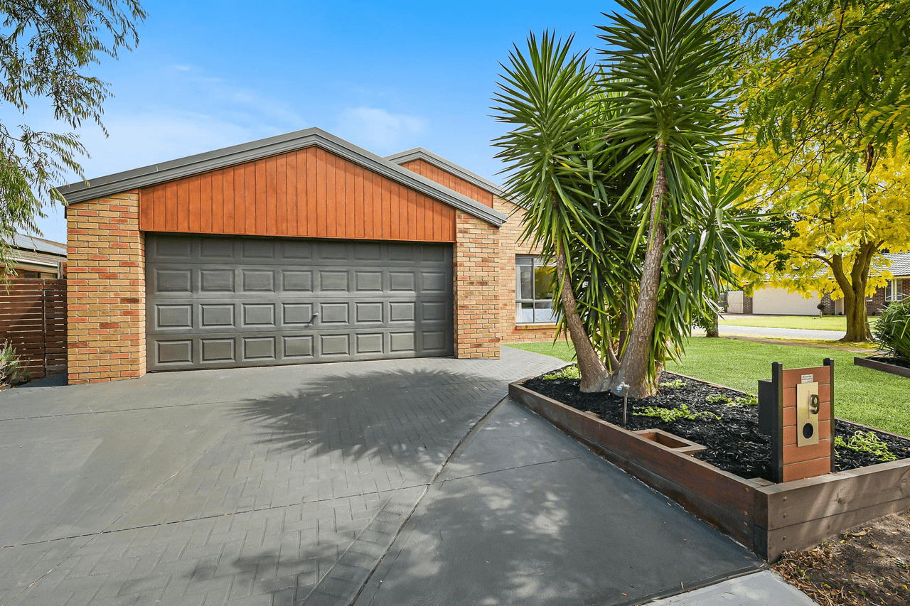 9 Retreat Circuit, BEACONSFIELD, VIC 3807