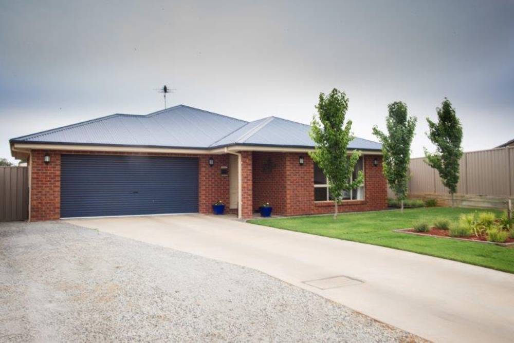 8 Glenda Court, ROBINVALE, VIC 3549