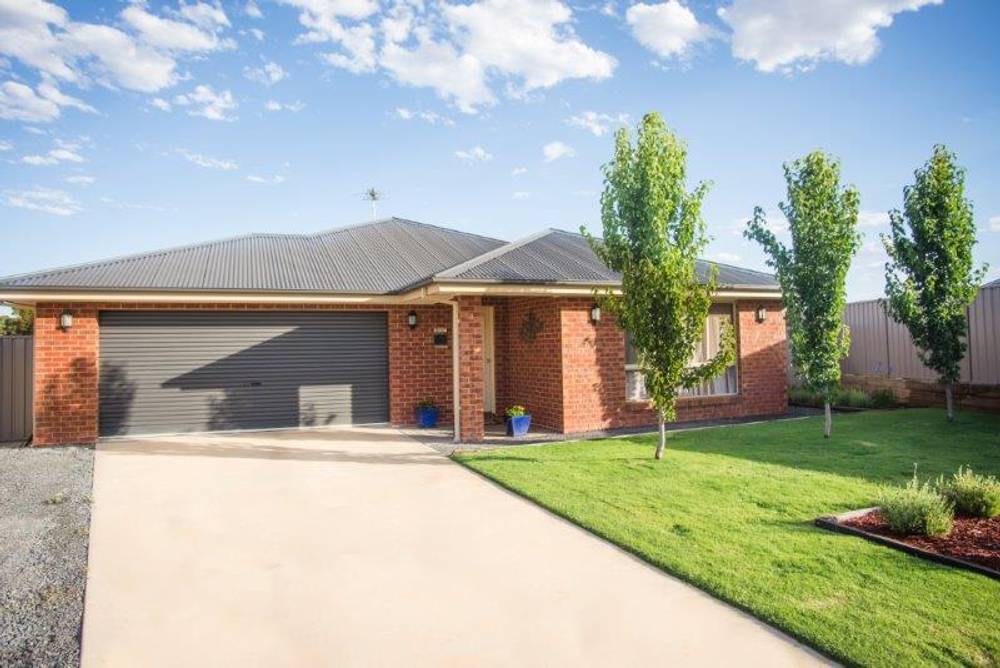 8 Glenda Court, ROBINVALE, VIC 3549