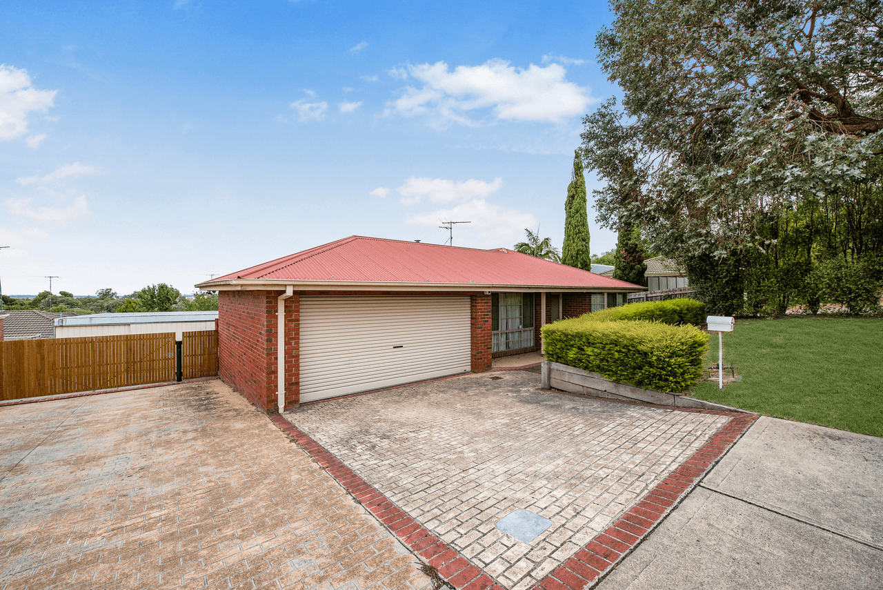 37 Adrian Drive, PAKENHAM, VIC 3810