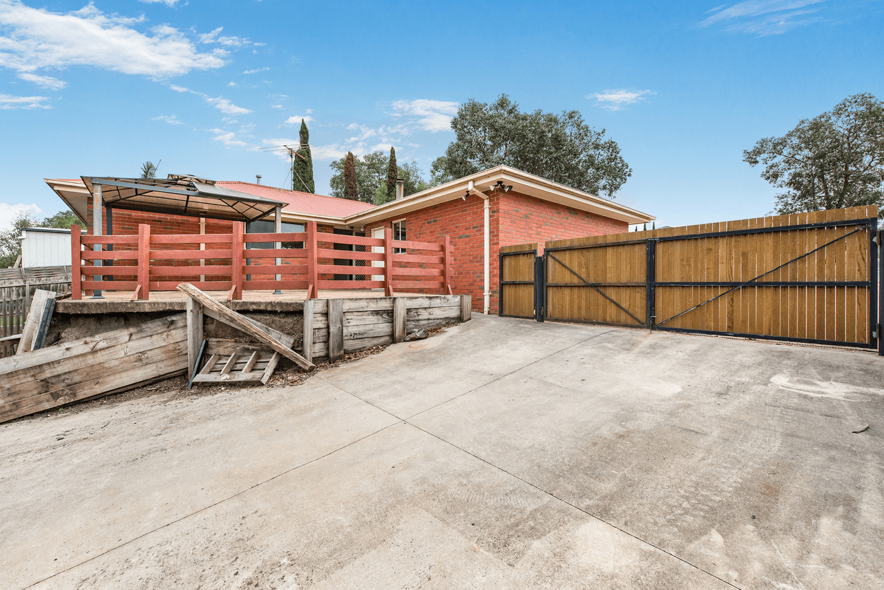 37 Adrian Drive, PAKENHAM, VIC 3810