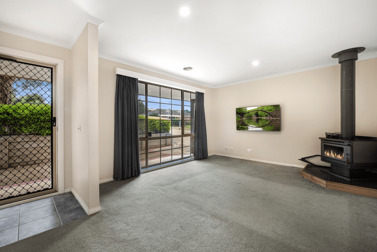 37 Adrian Drive, PAKENHAM, VIC 3810