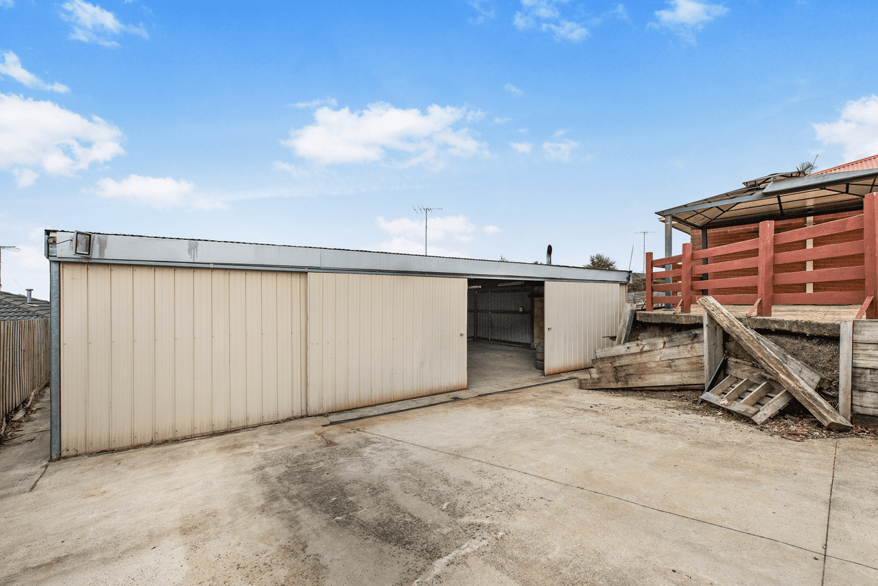 37 Adrian Drive, PAKENHAM, VIC 3810