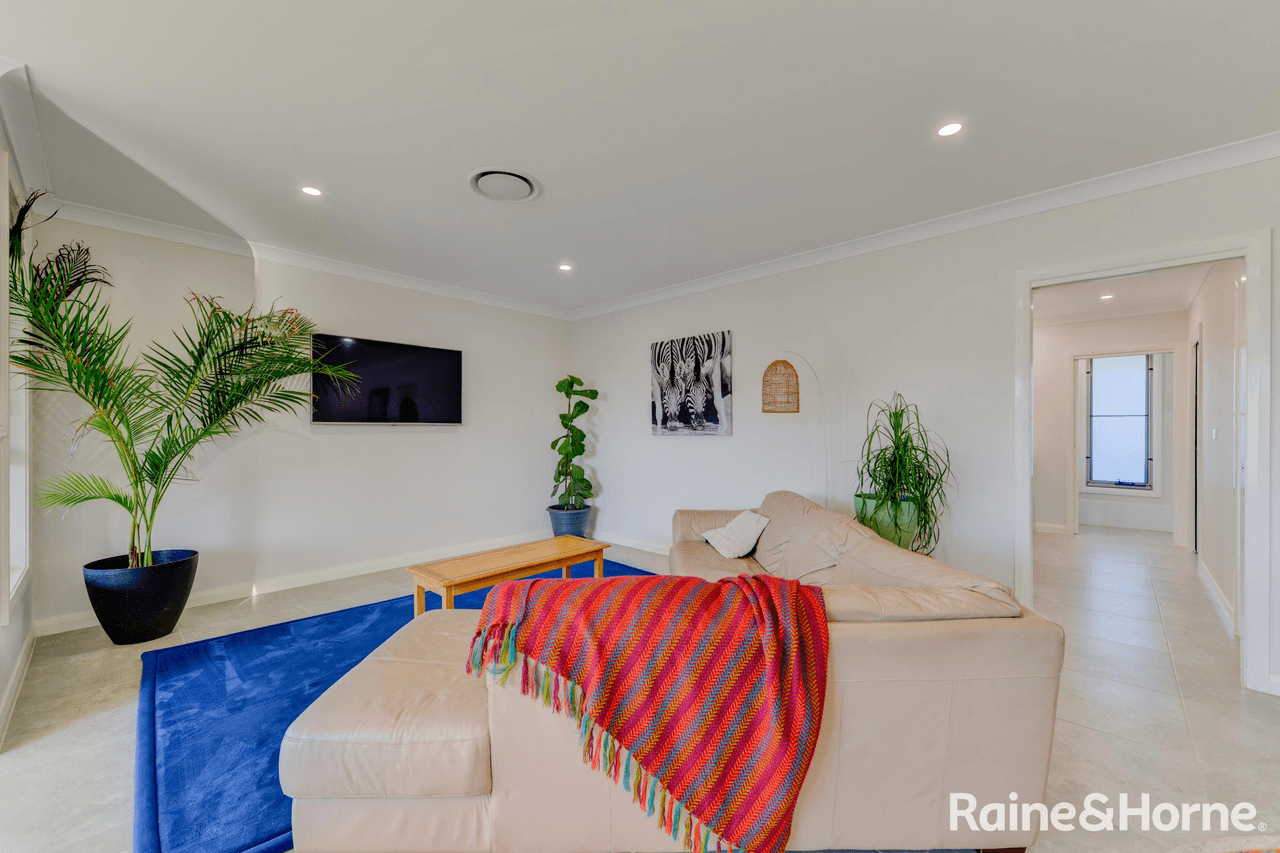 8 Mustang Close, TAMWORTH, NSW 2340