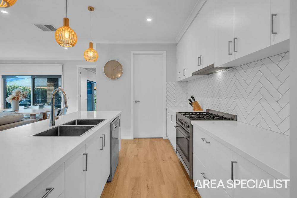 10 Ainsley Road, Thornhill Park, VIC 3335