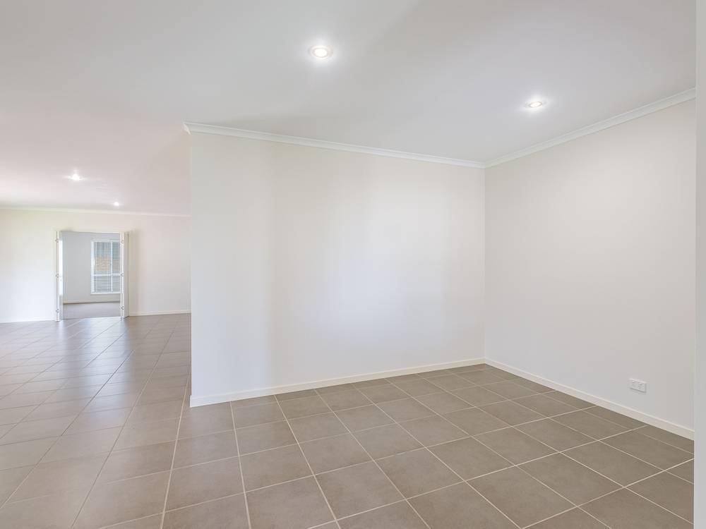 4 Chairmans Cl, Jones Hill, QLD 4570