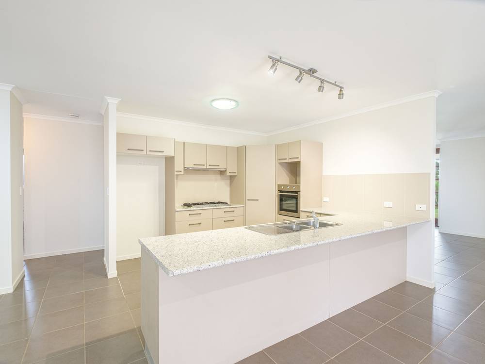 4 Chairmans Cl, Jones Hill, QLD 4570