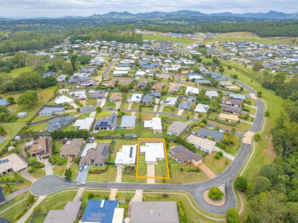 4 Chairmans Cl, Jones Hill, QLD 4570