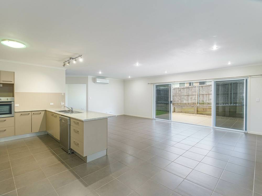 4 Chairmans Cl, Jones Hill, QLD 4570