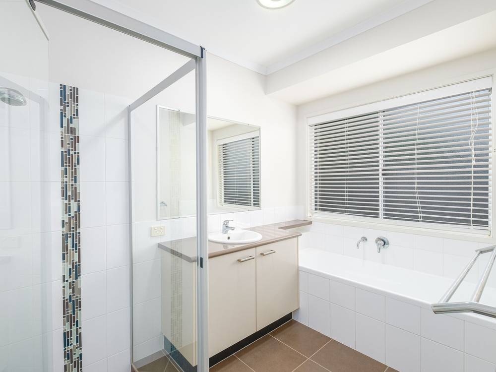 4 Chairmans Cl, Jones Hill, QLD 4570