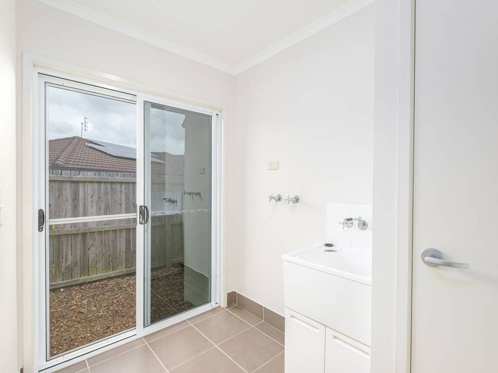 4 Chairmans Cl, Jones Hill, QLD 4570