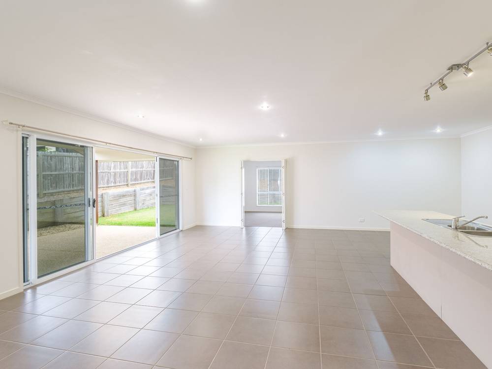 4 Chairmans Cl, Jones Hill, QLD 4570