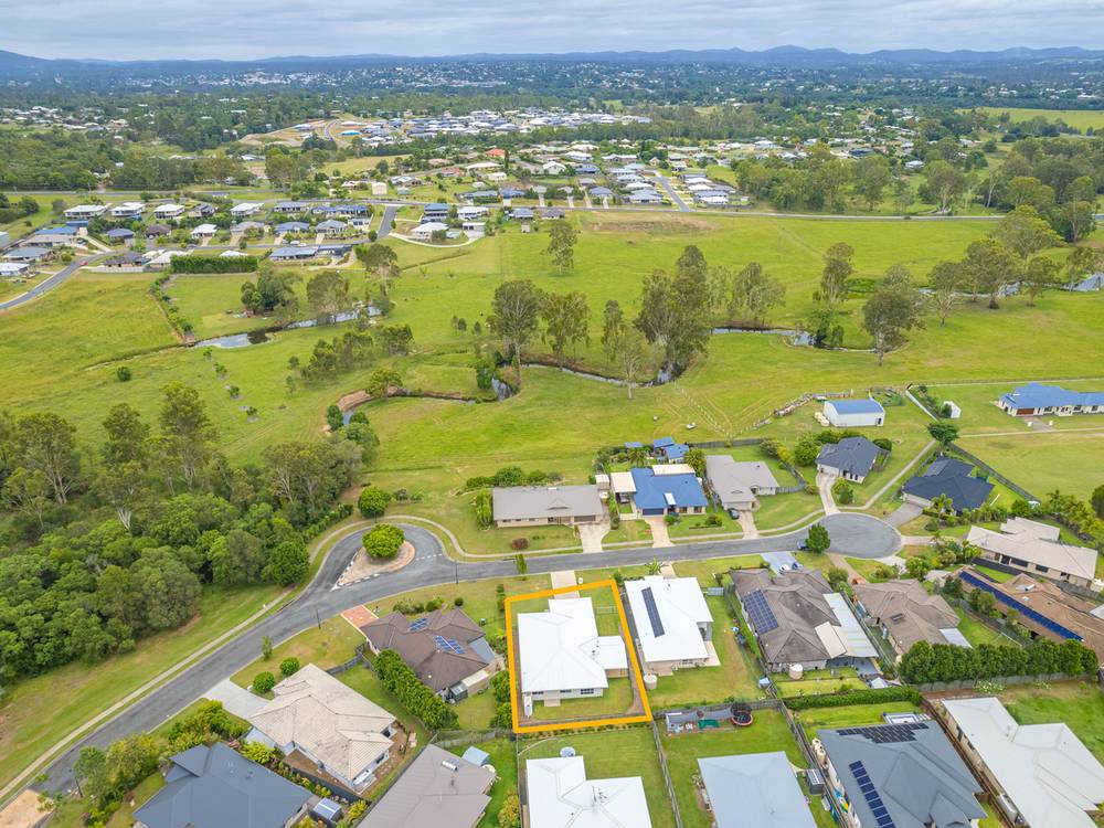 4 Chairmans Cl, Jones Hill, QLD 4570