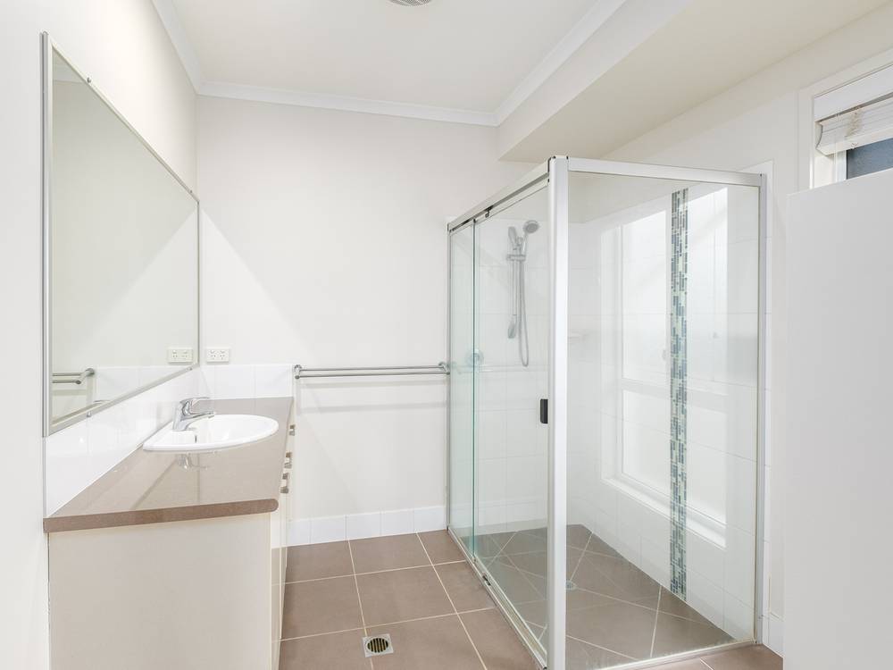 4 Chairmans Cl, Jones Hill, QLD 4570