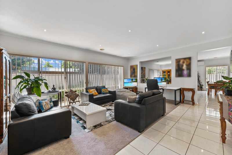 2 Muirhead Gardens, Caroline Springs, VIC 3023