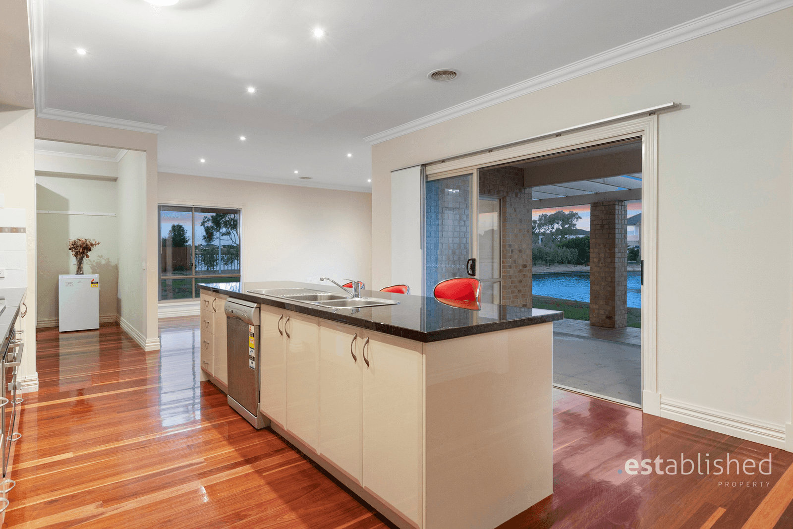 1 Waterford Court, SANCTUARY LAKES, VIC 3030