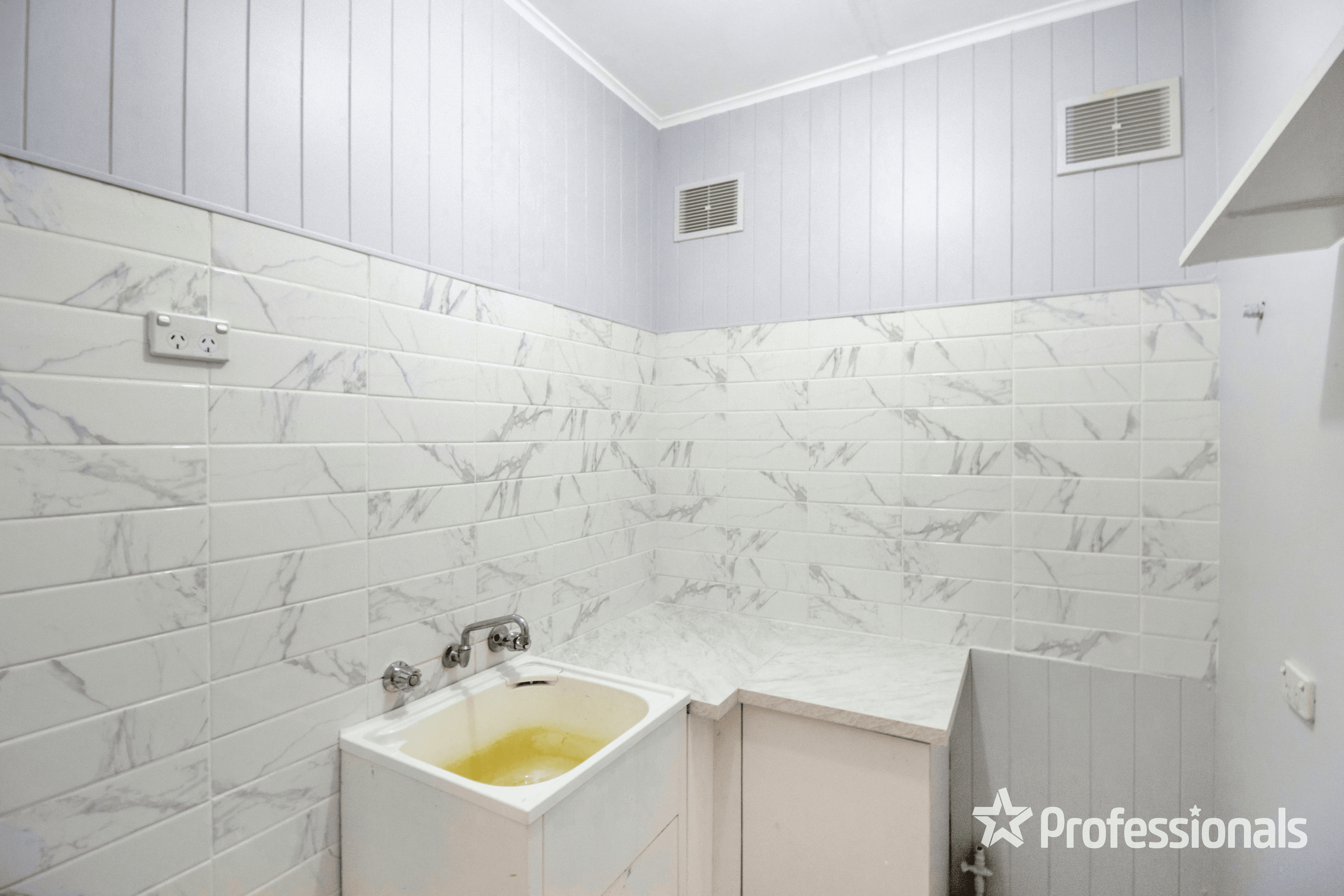 14 Manoora Avenue, Mount Austin, NSW 2650