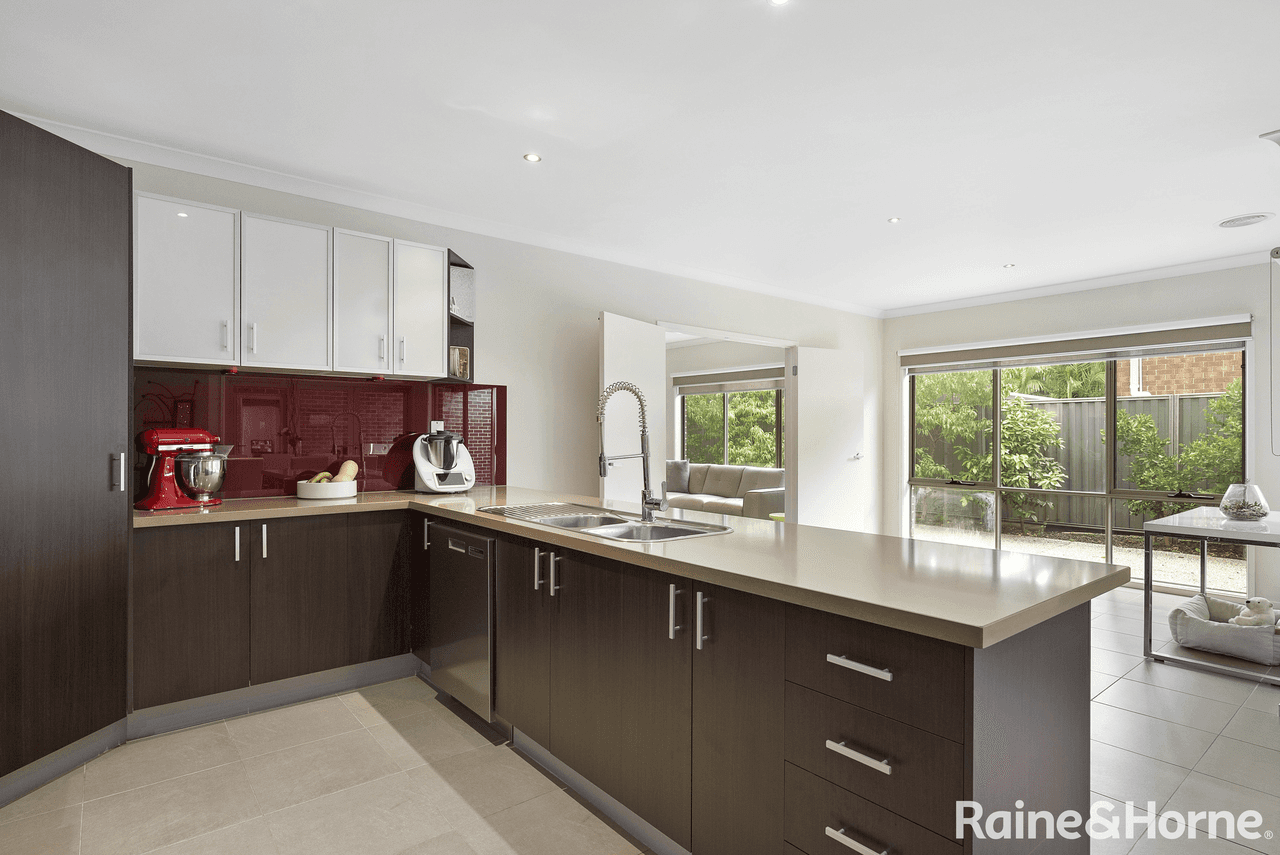 47 Addicott Way, TAYLORS HILL, VIC 3037