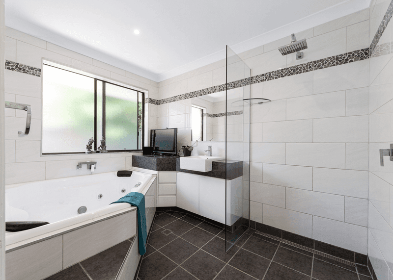 18 Honeywood Court, BURLEIGH WATERS, QLD 4220