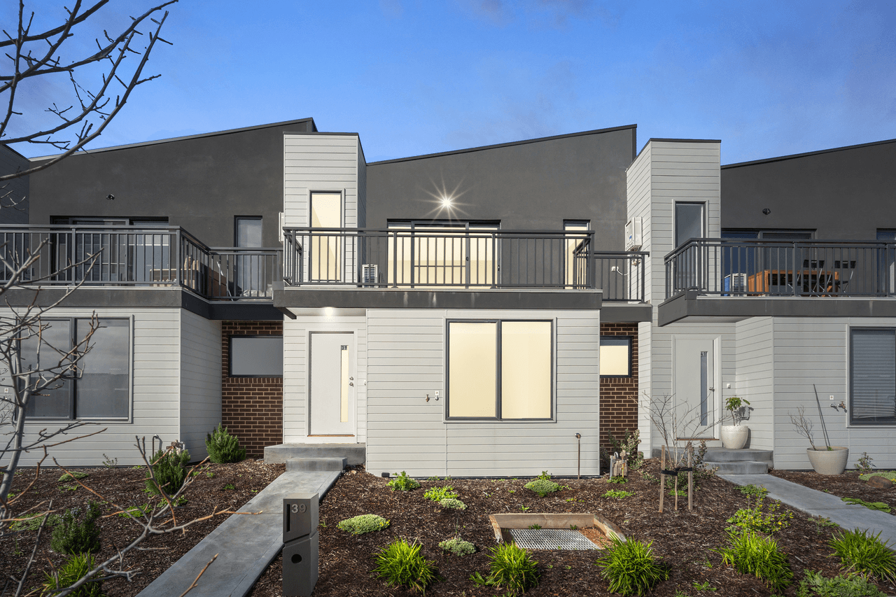 39 Strathlea Drive, CRANBOURNE WEST, VIC 3977