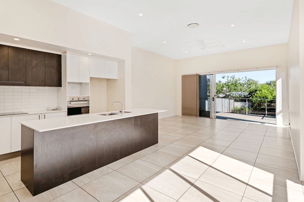 2/24 Billington Street, LABRADOR, QLD 4215