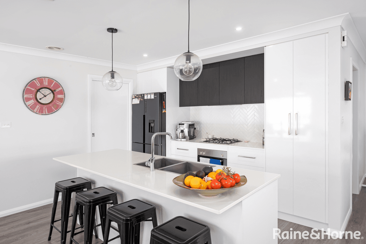 2/34 Ross Parkway, GOBBAGOMBALIN, NSW 2650