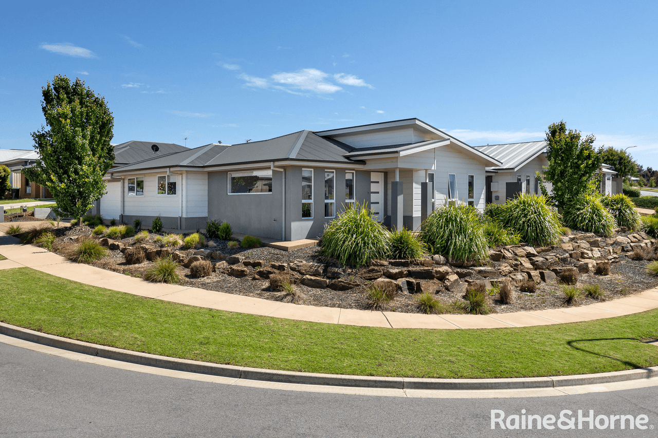 2/34 Ross Parkway, GOBBAGOMBALIN, NSW 2650