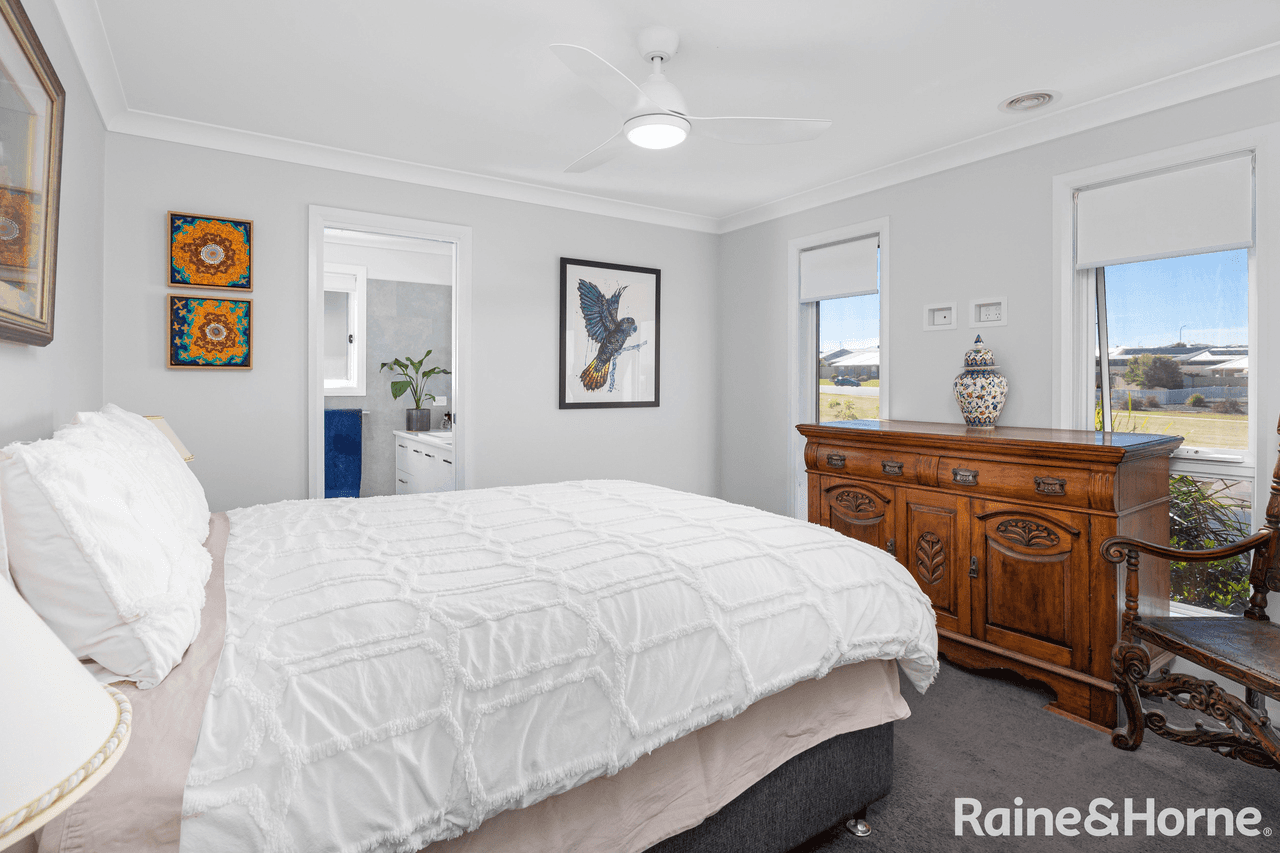 2/34 Ross Parkway, GOBBAGOMBALIN, NSW 2650