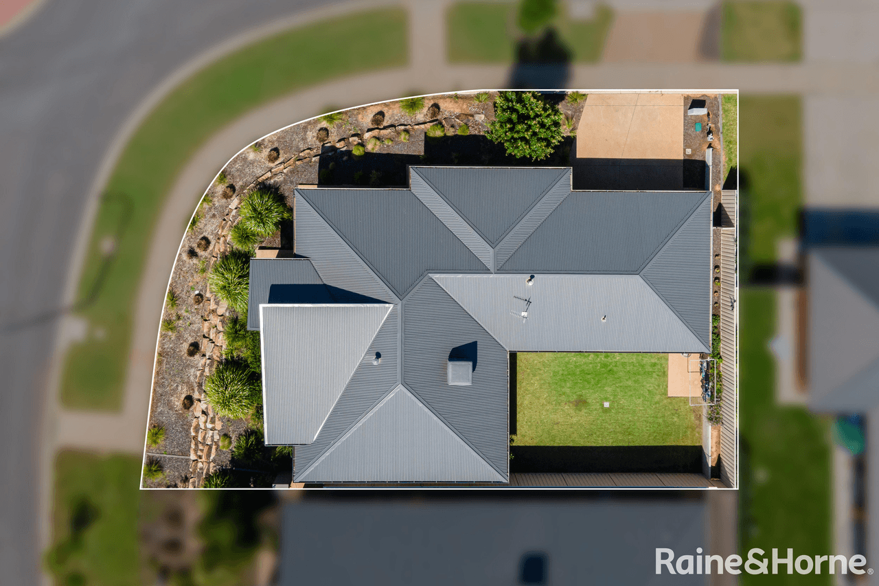 2/34 Ross Parkway, GOBBAGOMBALIN, NSW 2650