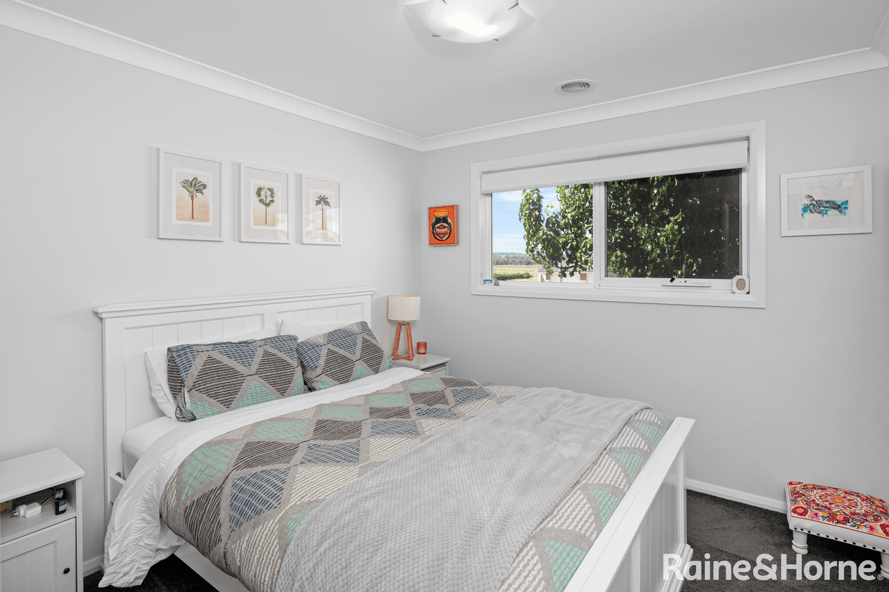 2/34 Ross Parkway, GOBBAGOMBALIN, NSW 2650