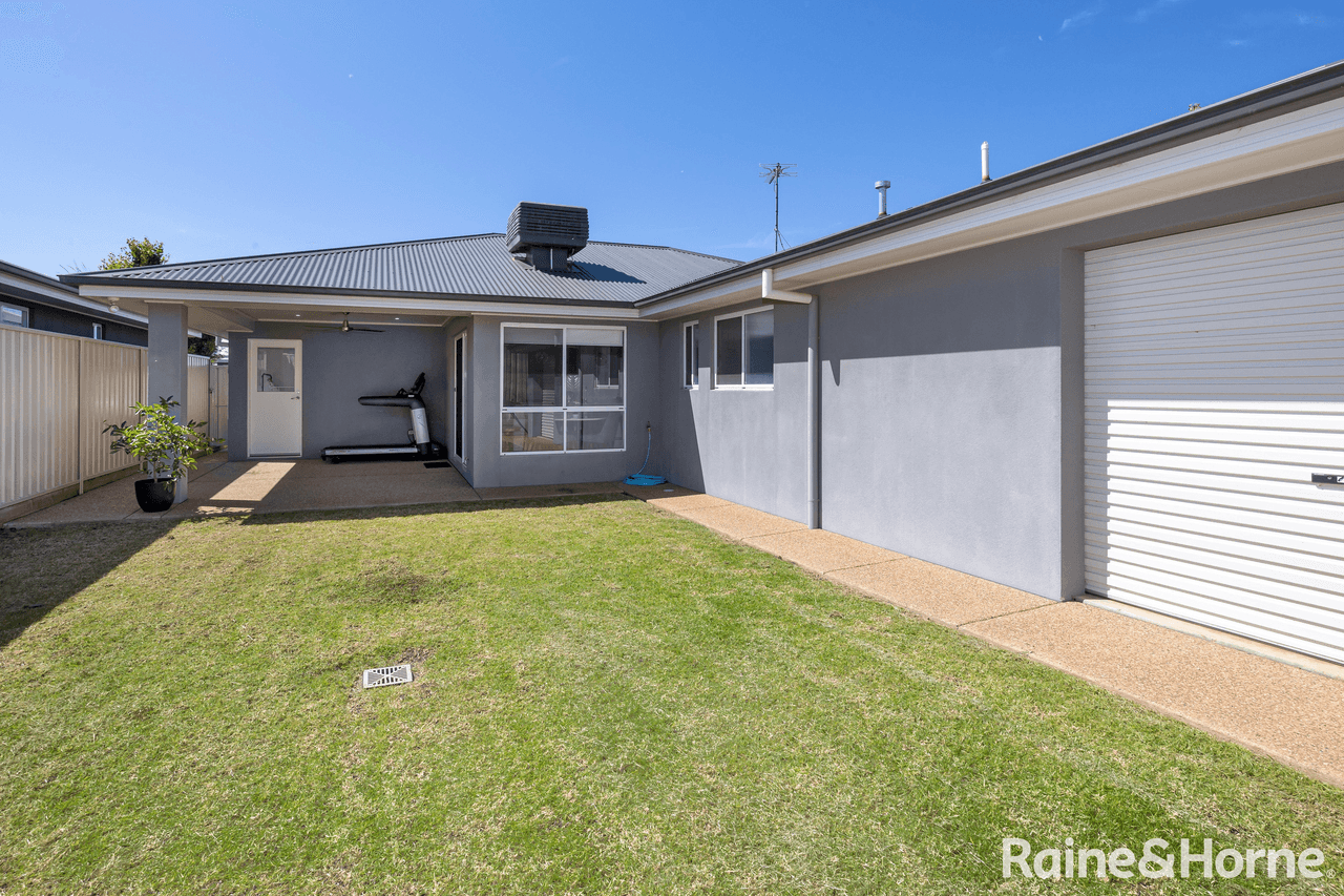 2/34 Ross Parkway, GOBBAGOMBALIN, NSW 2650