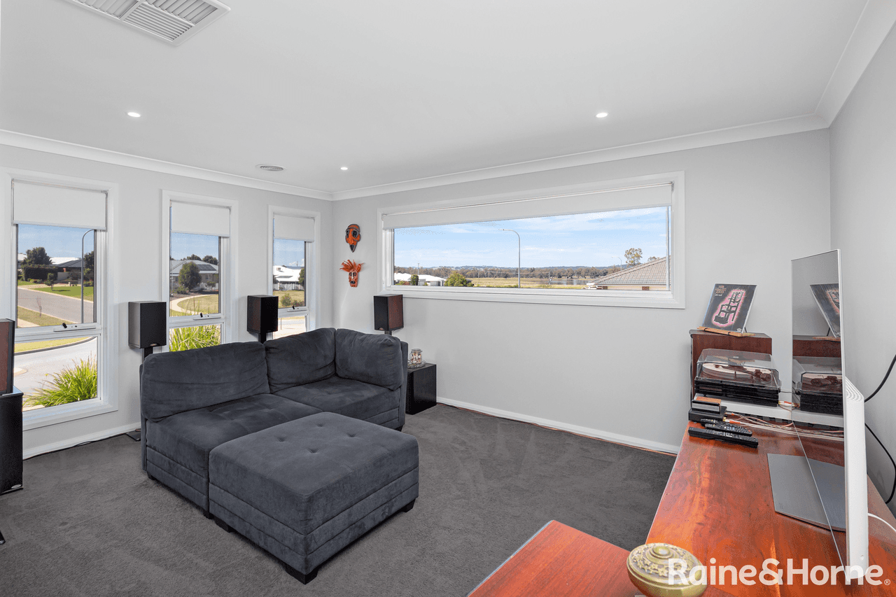 2/34 Ross Parkway, GOBBAGOMBALIN, NSW 2650