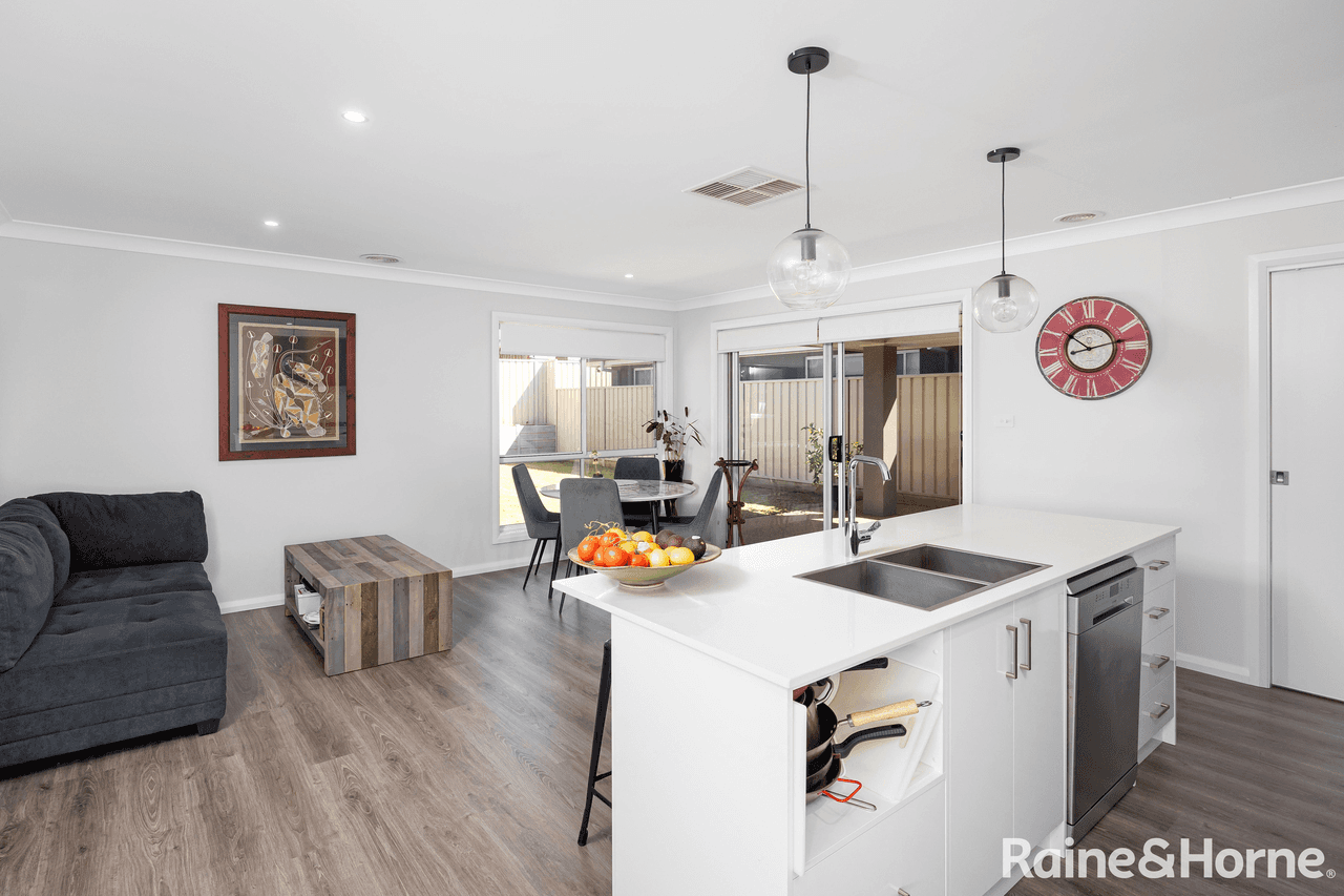 2/34 Ross Parkway, GOBBAGOMBALIN, NSW 2650