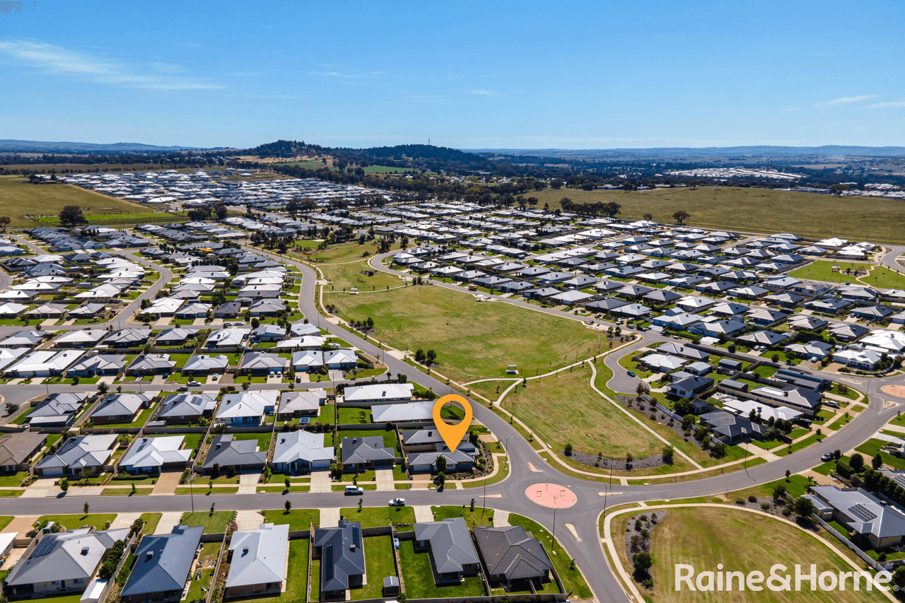 2/34 Ross Parkway, GOBBAGOMBALIN, NSW 2650