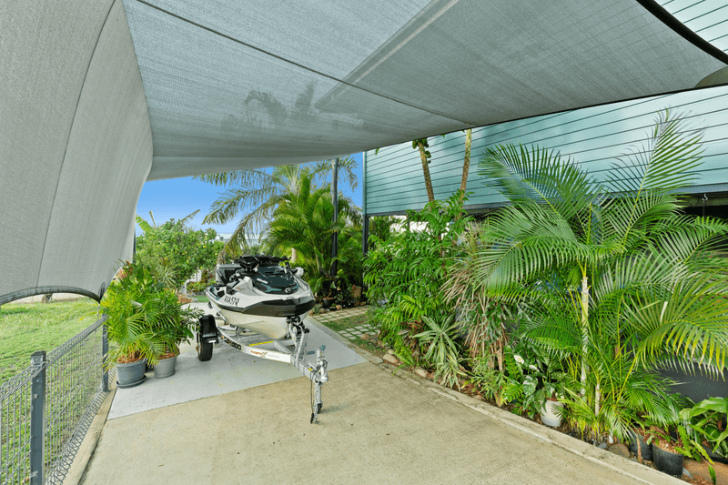 33 Blackcurrant Drive, HIDEAWAY BAY, QLD 4800