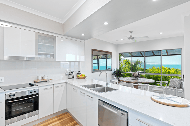 33 Blackcurrant Drive, HIDEAWAY BAY, QLD 4800