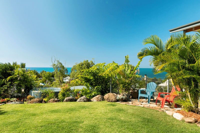 33 Blackcurrant Drive, HIDEAWAY BAY, QLD 4800