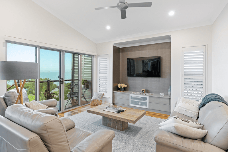 33 Blackcurrant Drive, HIDEAWAY BAY, QLD 4800