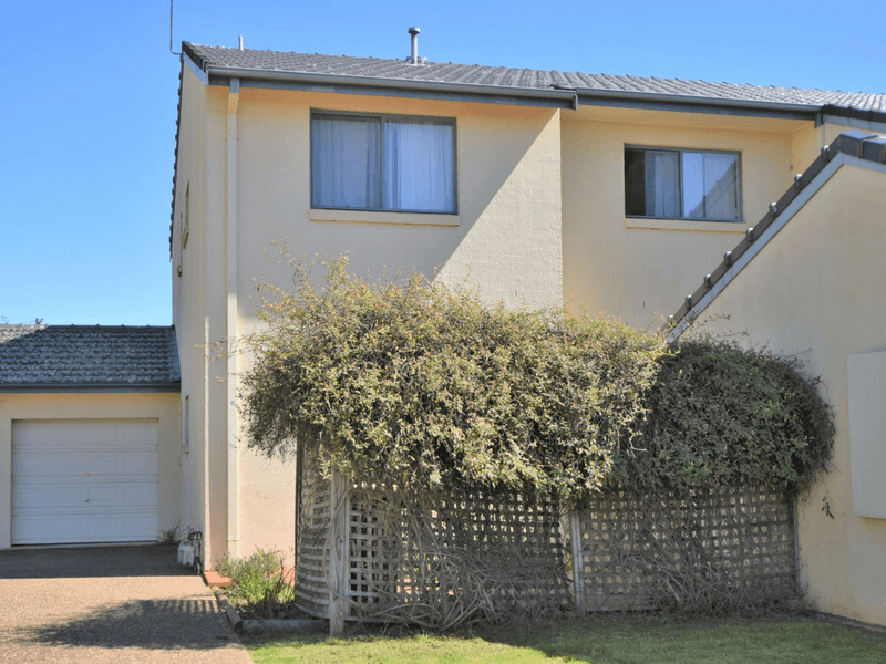 4/4 Old Barracks Lane, YOUNG, NSW 2594