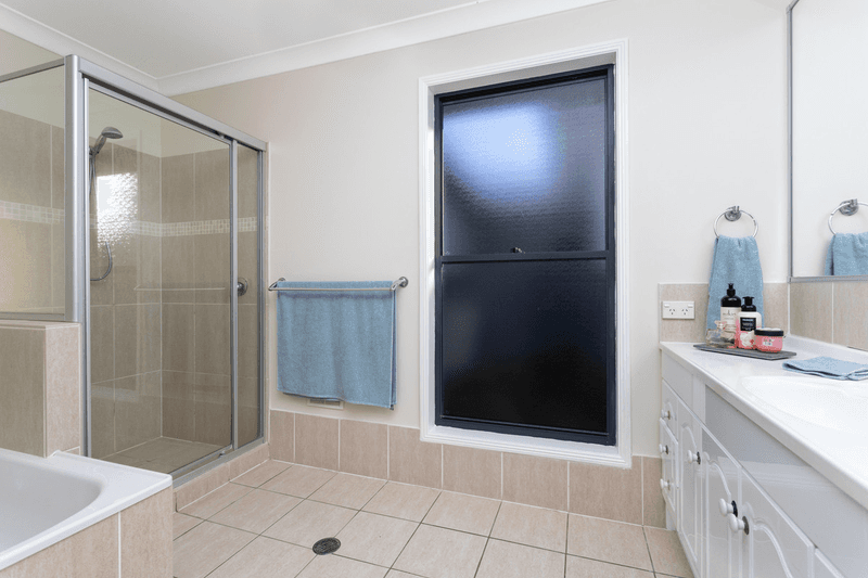 27 River Cove Place, HELENSVALE, QLD 4212