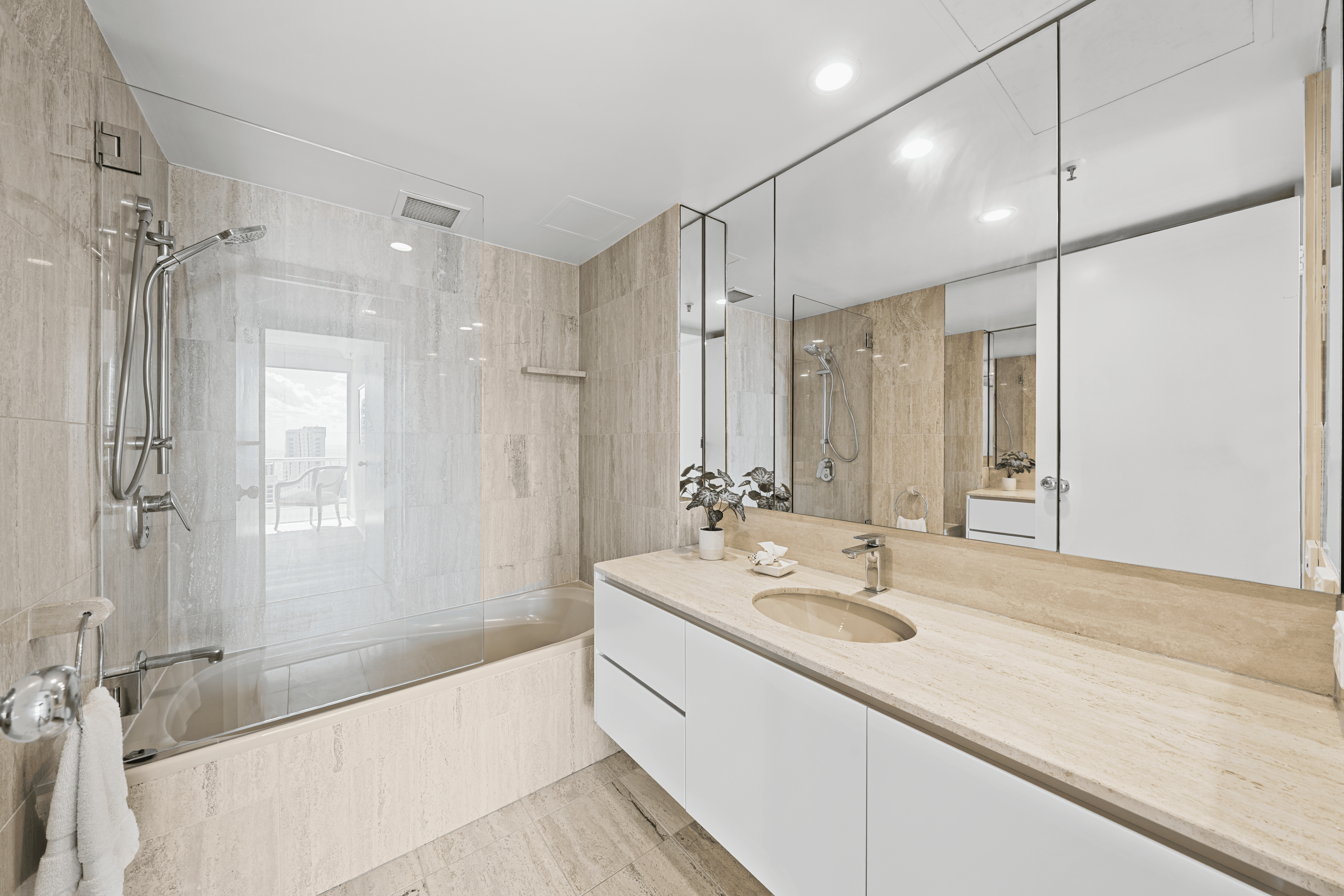 242/1 Serisier Avenue, MAIN BEACH, QLD 4217