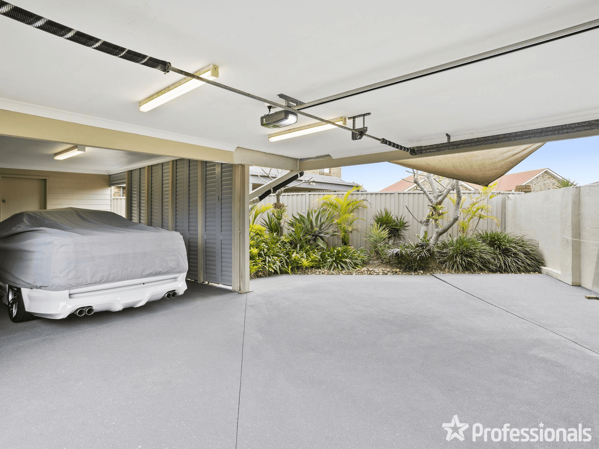 4 Darter Court, BURLEIGH WATERS, QLD 4220