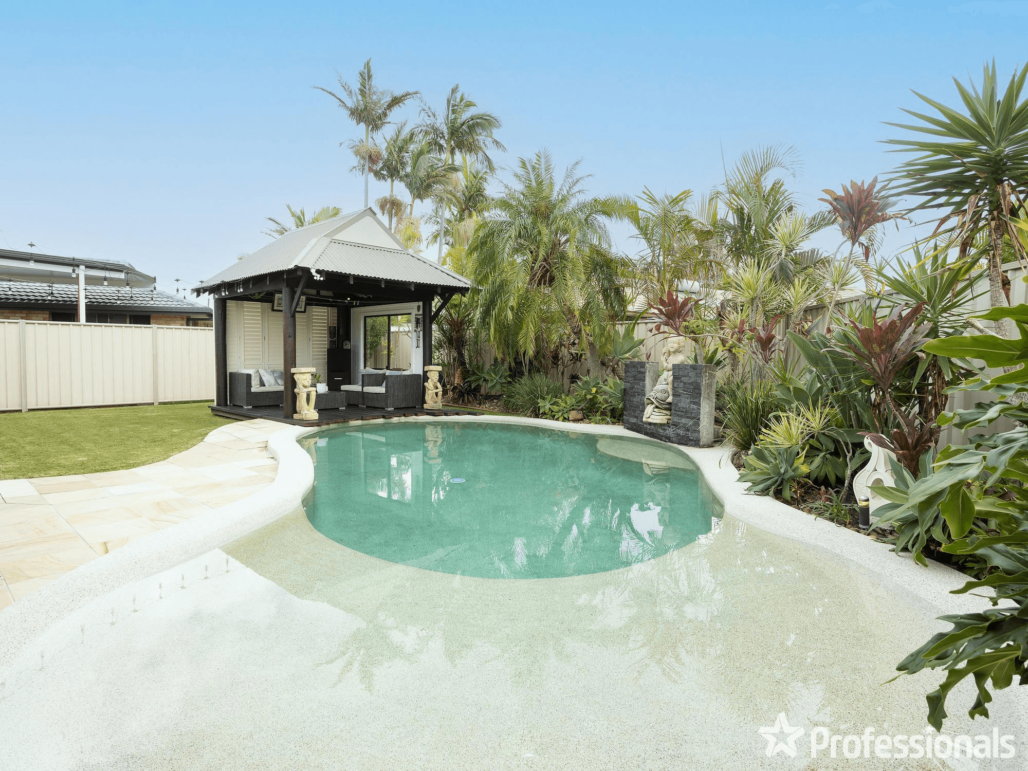 4 Darter Court, BURLEIGH WATERS, QLD 4220