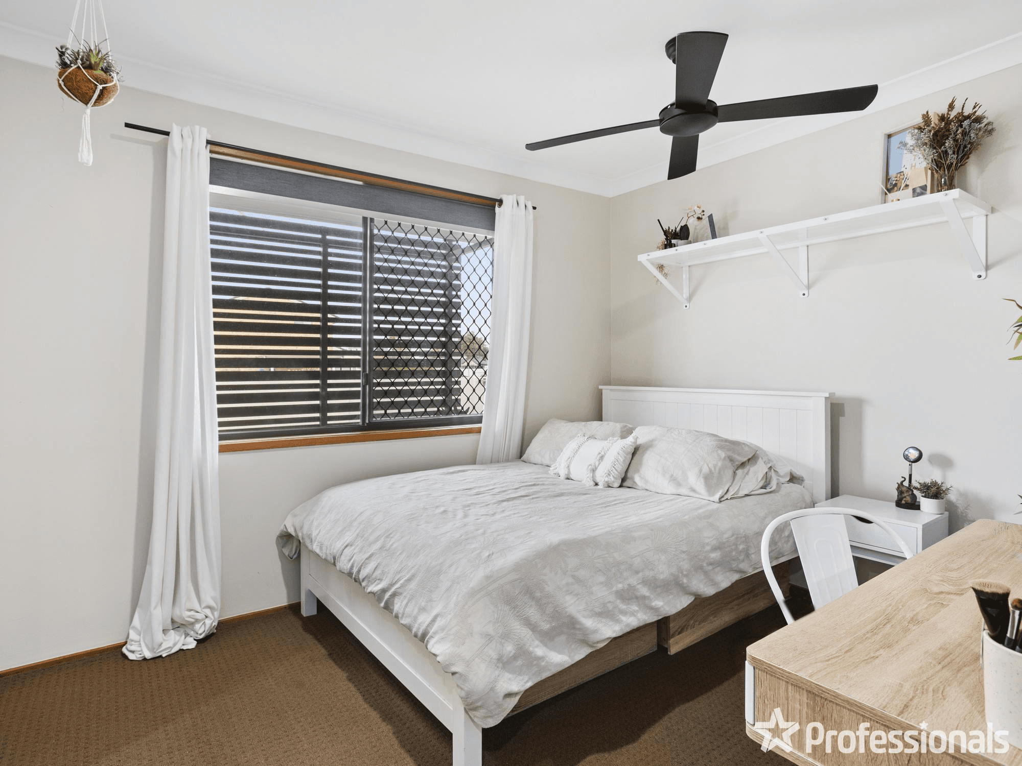 4 Darter Court, BURLEIGH WATERS, QLD 4220