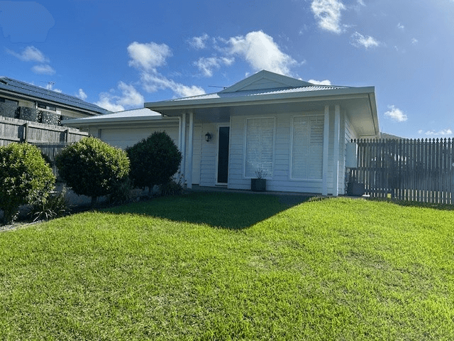 4 Port Clinton Avenue, Pacific Heights, QLD 4703